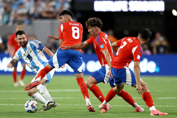 Argentina áp đảo trước Chile, Messi trở lại rực sáng